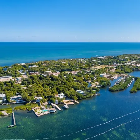 7 Bedroom with Dockage, Pool, Firepit, Paddle Boards & Kayaks