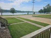 Charlie’s on the Water - a Charming 3-bedroom house with a lake view-Sabula - 3-Star