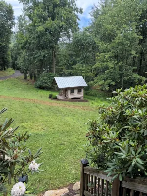 Little Creek Cabin, 2 bedrooms, 1.5 Baths (Sleeps 4) - Hytter