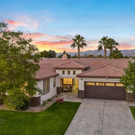 NEW Lush Luxury Living-Heated Pool/Spa Included. Walking distance to Coachella
