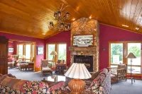 6 Bdrm 5 Bath Sleeps 14 Ski in and Ski out Slopeside! - 샬레 호텔