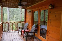 Riverfront cabin with WiFi, 2 fireplaces, game room, pool table and hot tub. - Hytter