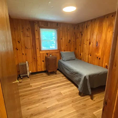 Lakes Region Cozy Camp in Shellcamp Hotéis em Gilmanton