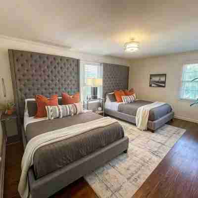 Tranquil Luxury Hot Tub Near Downtown, Airport Rooms