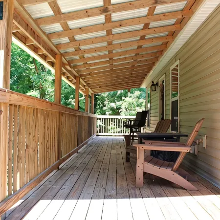 Cozy Cove. A cozy one bedroom tiny home.