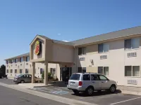 Super 8 by Wyndham Siloam Springs فنادق في Gentry