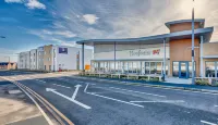 Premier Inn Buckingham Hotels in Lillingstone Dayrell with Luffield Abbey