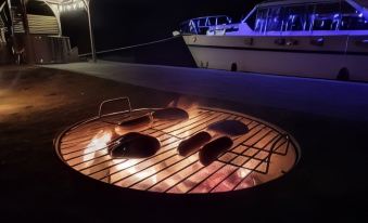 The Rose - 37ft Lakeside Yacht with Hot Tub