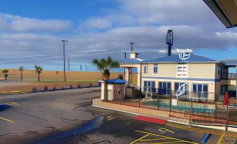 Days Inn & Suites by Wyndham Braunig Lake