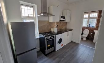 Captivating 2-Bed Apartment in Ilford