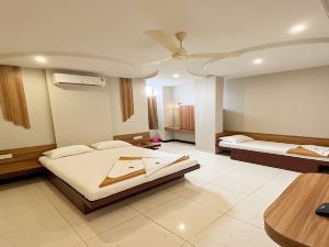 Hotel Adarsh 5 Minute Walk from Mahalaxmi Temple Kolhapur