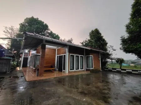 The Secret Hill Villa and Glamping Отели в г. Cibadak