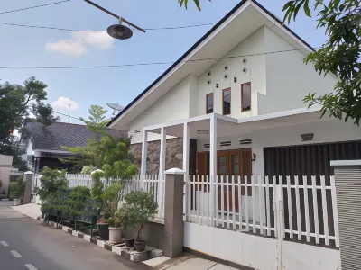PH Homestay Unit Coklat Hotel dekat OLEH OLEH KHAS PEKALONGAN