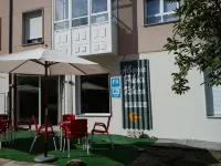 Pensión-Albergue Puente Ribeira Hotels in Triacastela