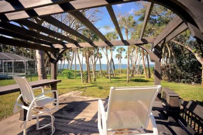 Oasis Incredible River Front/Ocean Retreat Отели рядом с достопримечательностью «Barrier Island Center»