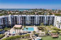 Luxury Waterfront Condo with Resort Amenities, Walk to 9+ restaurants