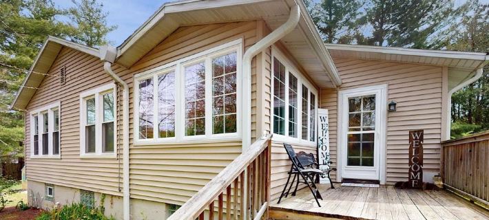 Beautiful Lakeside MI Vacation Home with Association Beach Access - Late Summer Hoteles en Municipio de Chikaming