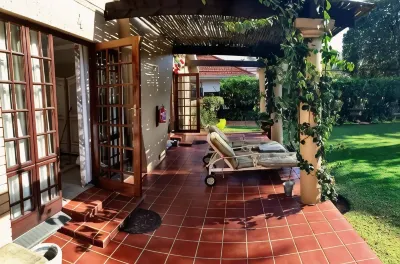 MacGregors Guest House Отели рядом с достопримечательностью «Jakaranda Cl»