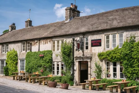 The Red Lion & Manor House Отели рядом с достопримечательностью «Linton Falls»