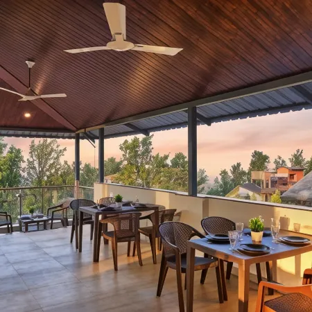 Drizzle Villa with Swimming Pool Near Maapro Garden