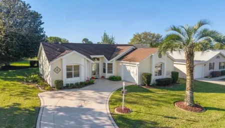 The Villages! 2 Squares!-Pool Access -Free Wifi-All Amenities-Shopping Galore!