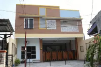 RedDoorz Syariah Near Suncity Mall Madiun Hotels in Kertobanyon