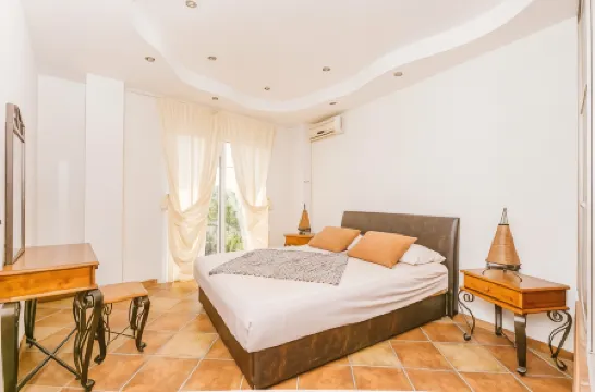 Monte Perla Residence Отели рядом с достопримечательностью «Королевский пляж»