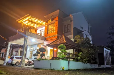 Sapphire Village Guesthouse Hotels near PS KARAOKE BATURRADEN
