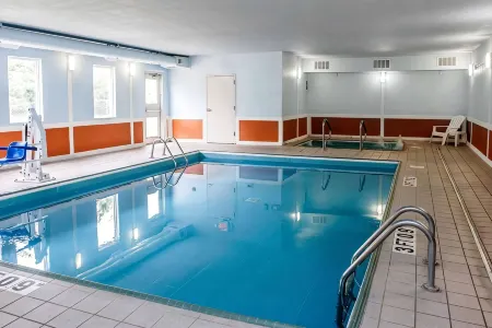 Baymont by Wyndham Richmond I-70 Отели рядом с достопримечательностью «Two Sisters Books & More»