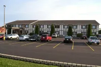 Sky Lodge Inn & Suites - Delavan - Parkplatz