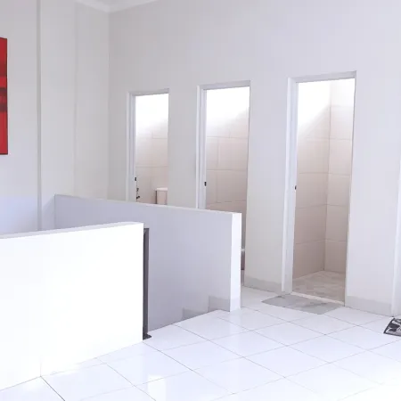 Rumah Kita Отели рядом с достопримечательностью «Пляж Air Manis»