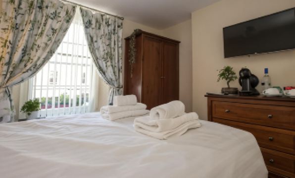 The Royal Oak Pub - Housity