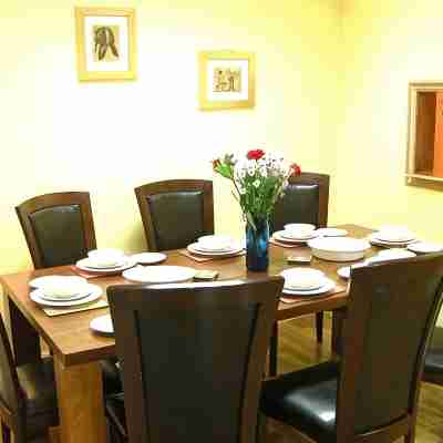 Intl Townhouse Apt on The Crescent: perfect for walking everywhere! Dining/Meeting Rooms
