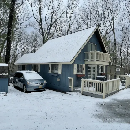 Adorable Gingerbread Style cabin in gorgeous amenity filled lake/pool community