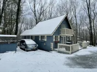 Adorable Gingerbread Style cabin in gorgeous amenity filled lake/pool community - balcony