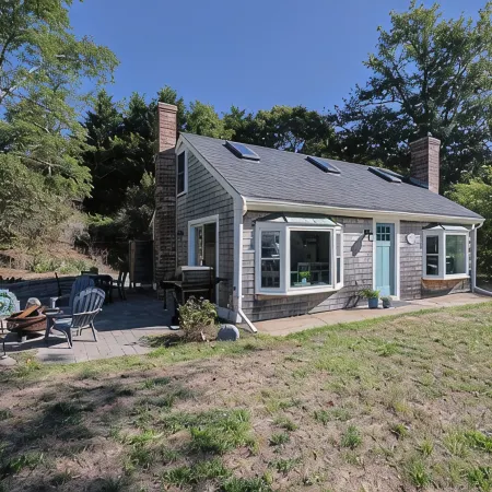 Bright & open private home, close to beach. Renovated clean and pet friendly!