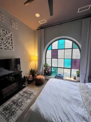 Lovely Bohemian Loft Downtwn, Amphitheater,Seaside Park,Metro North,2-10min walk โรงแรมใน