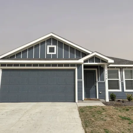 Comfy Family Home w/ 4 rooms, WiFi, Office & Community Pool, in Rhome