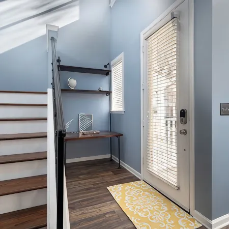 Relax in a Spacious 3 Bedroom + Office- Mud Island/Downtown