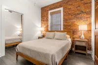 The Betty - Entire rental unit in New Albany, Indiana Sleeps 8