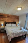 Charming 4-bedroom house in Oakland WiFi, Foosball table, game console, hot tub