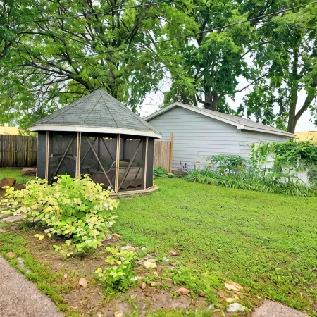 Nostalgic Retro Cottage, Blocks Away from Mississippi River. Full Fenced in Yard