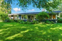 6 Bedroom Ranch Bungalow in Port Credit. - 4 tähden