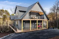 Wanderlust Villa – Spacious Mt cabin w/ Game room, Hot tub and Karaoke nights ! - Parvekkeita