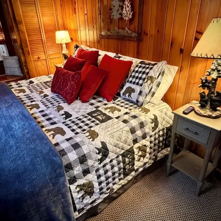 A Cozy Creekside Hideaway for Two — Fireplace, Hot Tub & Quiet Woods