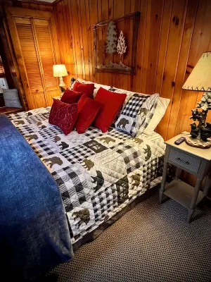 A Cozy Creekside Hideaway for Two — Fireplace, Hot Tub & Quiet Woods