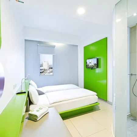 Pop! Hotel Kelapa Gading Отели рядом с достопримечательностью «Мал Арта Гадинг»
