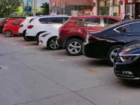 Pingquan Getai Hotel - parking