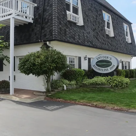 Snyders Shoreline Inn
