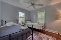 Cabin Between the Meadows - 2 BR, Country Home, Mountain Views, Dog-friendly!
